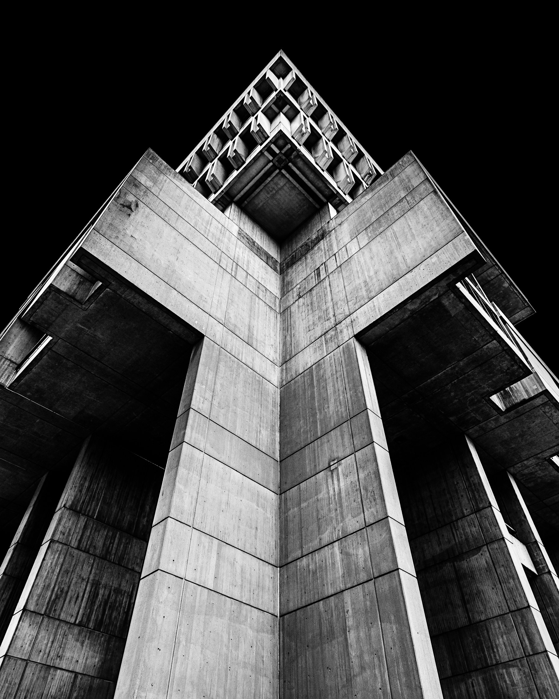Güçlü geometrik çizgilere sahip modern beton mimari
